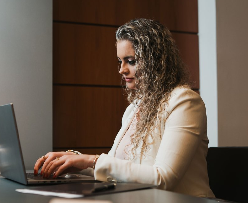 Bruna Lettninn em atendimento